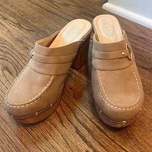 Boutique Brown Clogs